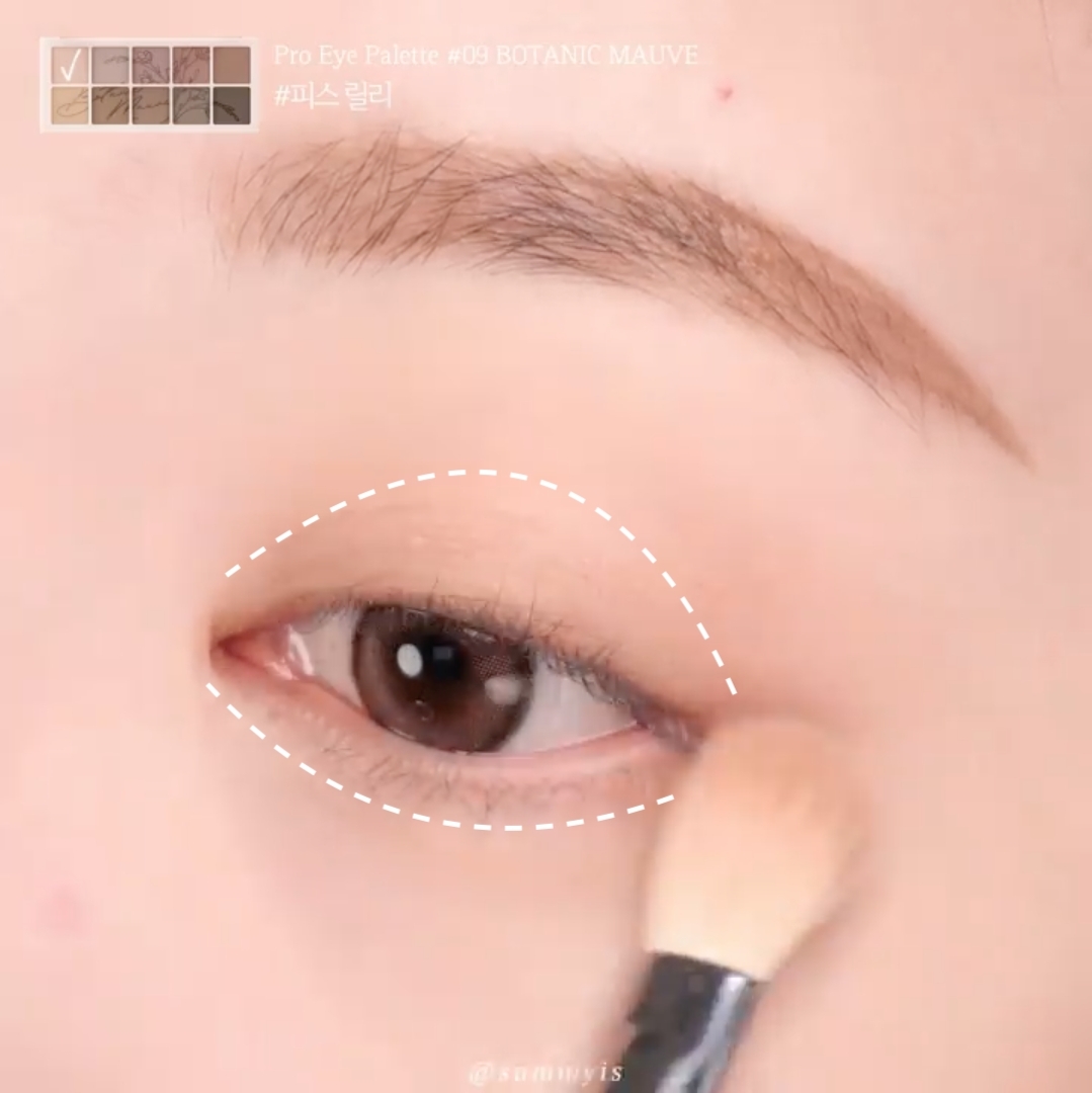 先用裸粉色調的眼影作為打底色,並大面積掃在眼窩。