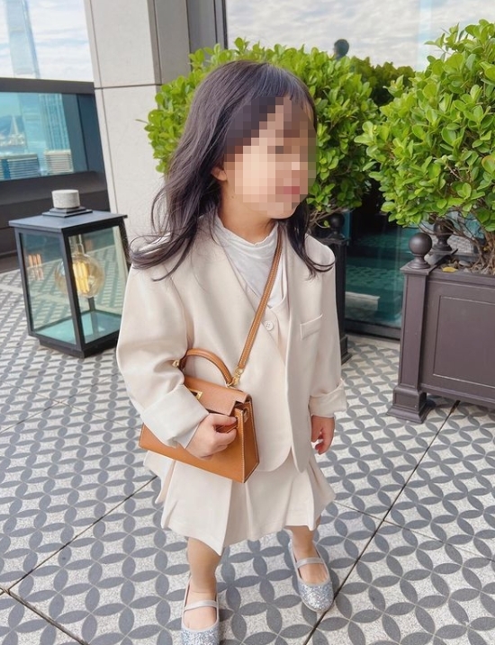 女兒也經常帶名牌手袋出去玩