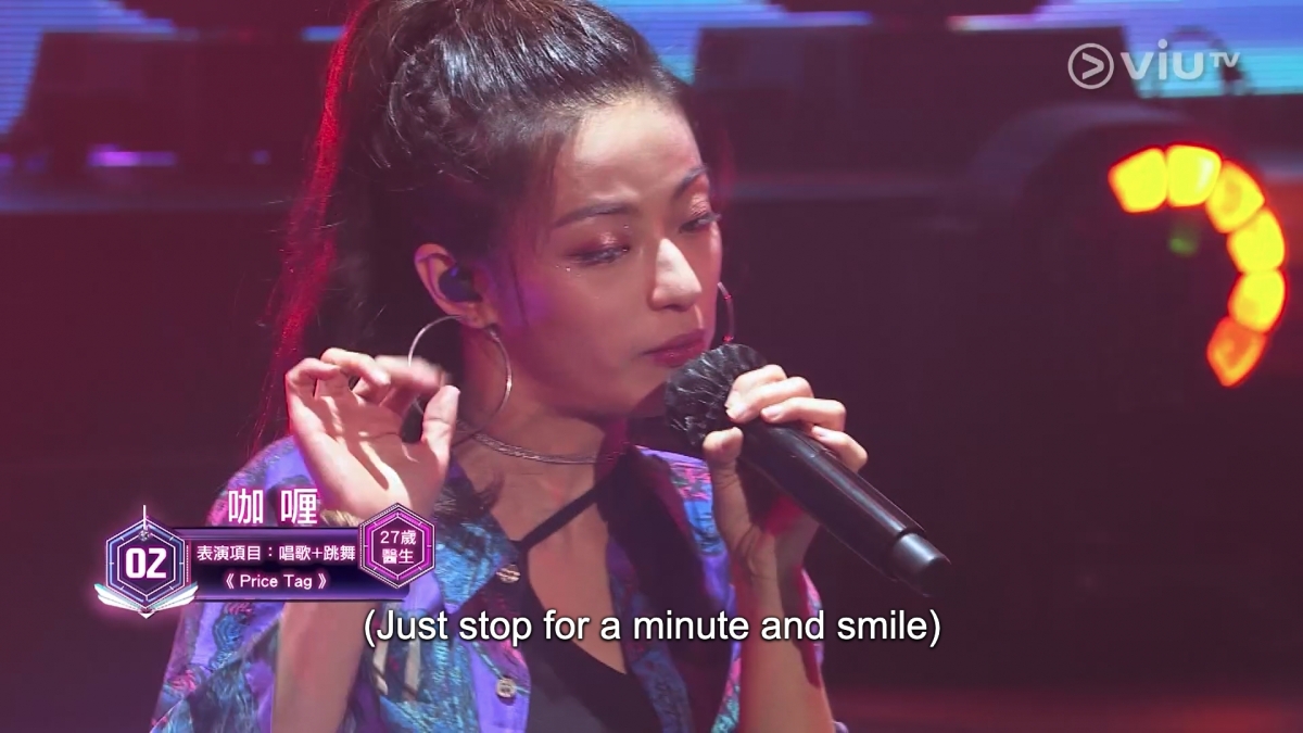 咖喱在首輪淘汰賽中表演唱歌加跳舞!