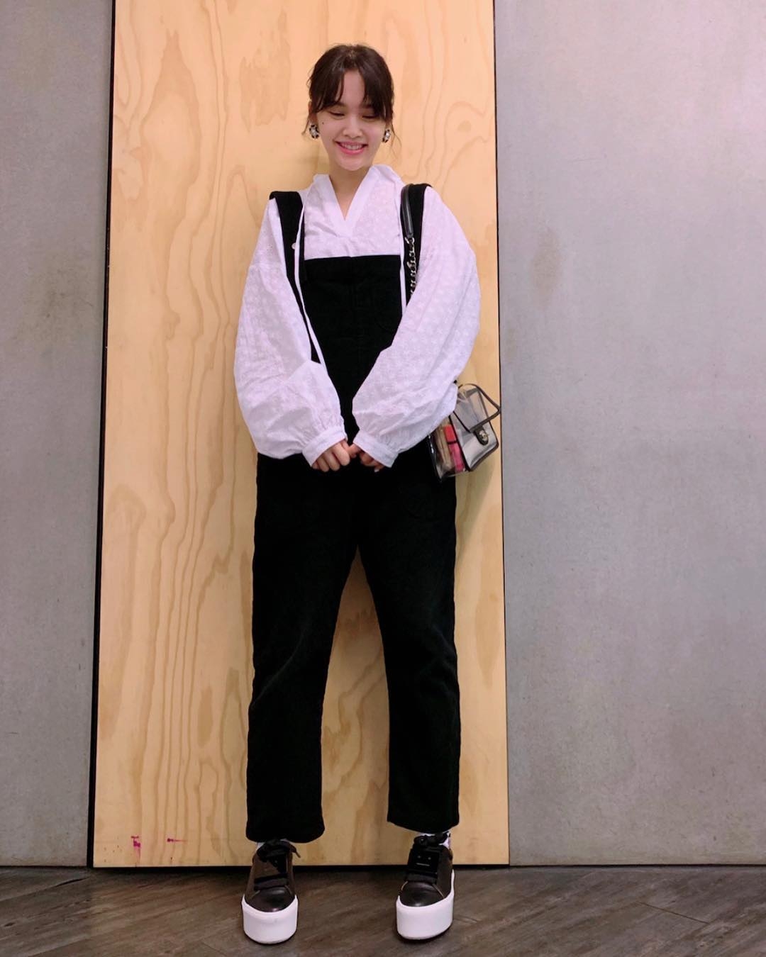 把頸部線條露出之餘,還可以拉長比例~