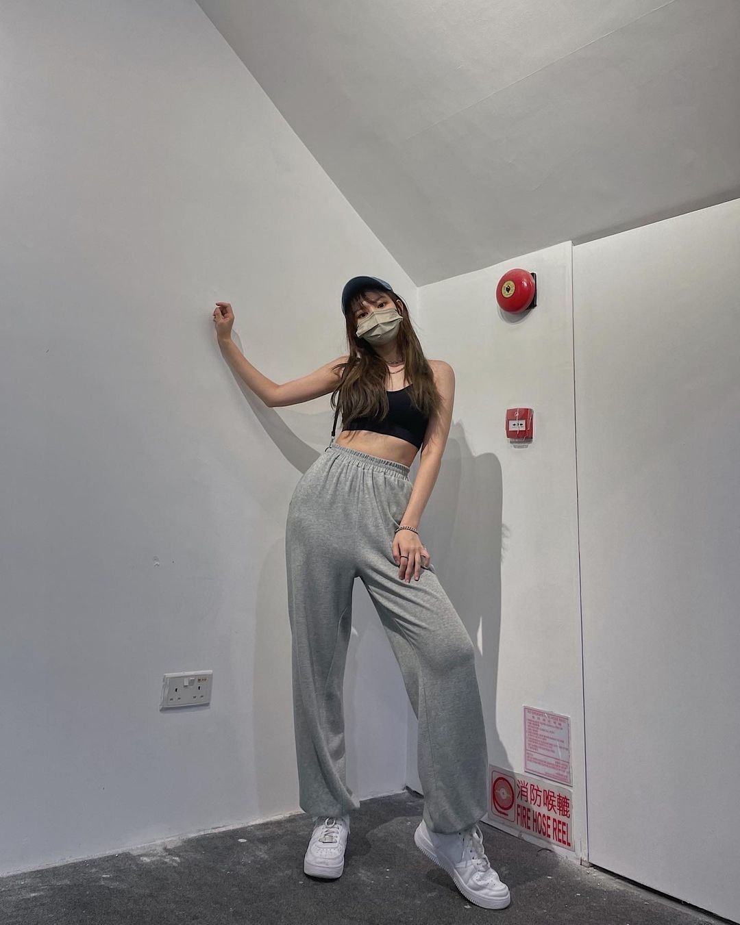 而 Day instagram 上的日常照片，風格與偶像 Lisa、Jennie 亦相當神似，驟眼看真的有點像童顏版的 Lisa 呢！大家又點睇呢？