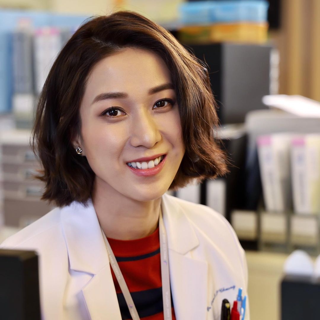 鍾嘉欣在星空下的仁醫劇中演技有突破獲網民大讚,稱她為「視后級演出」