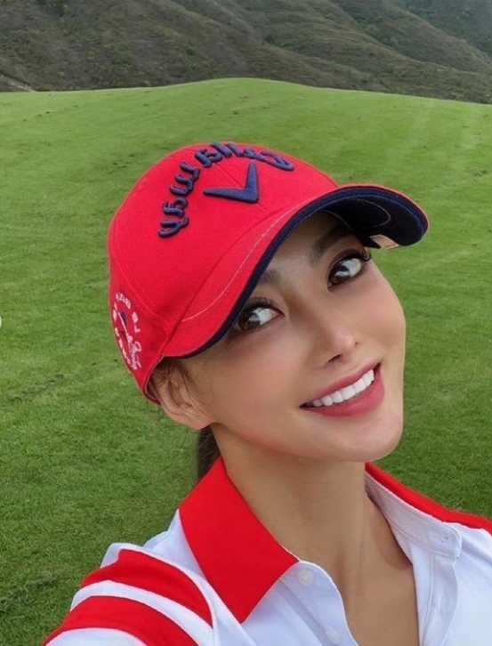 張利華一雙精靈大眼、高鼻、豐厚嘴唇以及超v小臉秒變內地的典型網紅樣