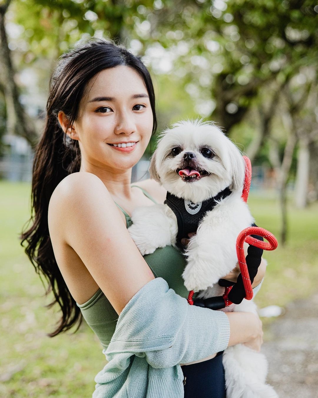 不過秋雯現在也在慢慢地接受自己的不完美：「接受自己的不完美是一輩子的功課，我還在學習和釋懷。就算有瑕疵，我們也是獨一無二的，被愛著的，一起加油！」