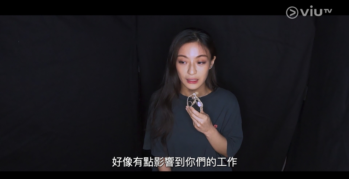 在表演採排當日,花姐向咖喱解釋真人騷就是要拍攝每一分每一秒~