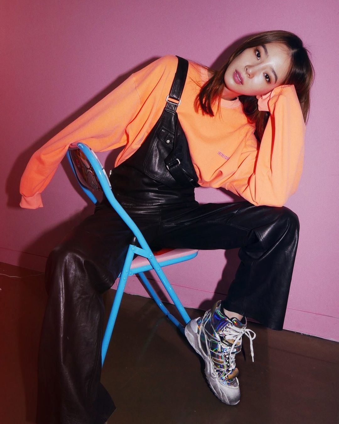 韓國時尚達人的模特兒Irene Kim也會放下一邊吊帶,馬上氣場滿滿!