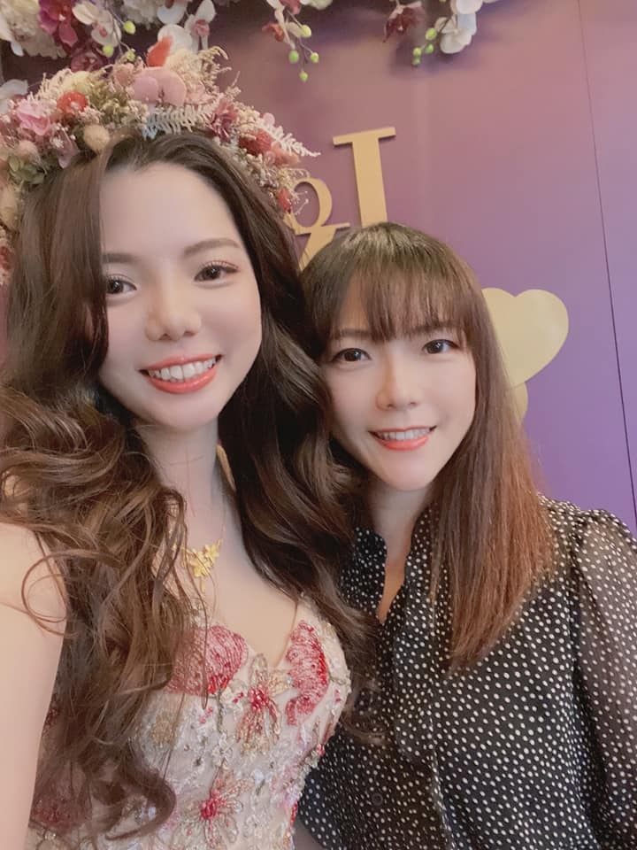 樓主公開新娘和女賓客的正面自拍照,原來真身是個「正妹」!