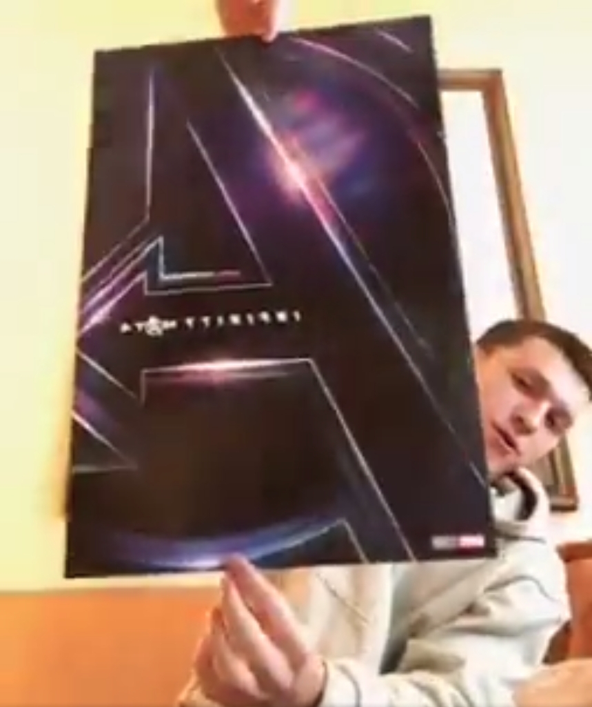 Tom Holland曾在直播時展出Marvel尚未發布的《復仇者聯盟 3:無限之戰》海報!
