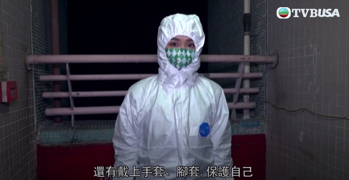 跟義工一起進入曱甴屋幫忙清理