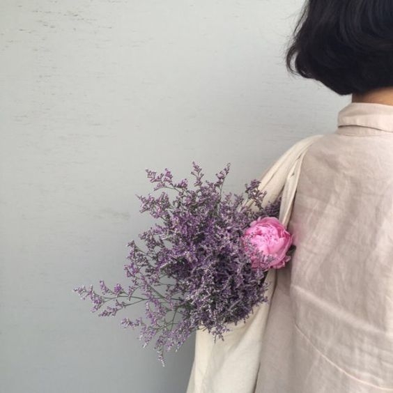 沒有女生不愛花,淡淡的花香與充滿美態的花瓣,就能一對溫柔的手,為心靈作出安撫。