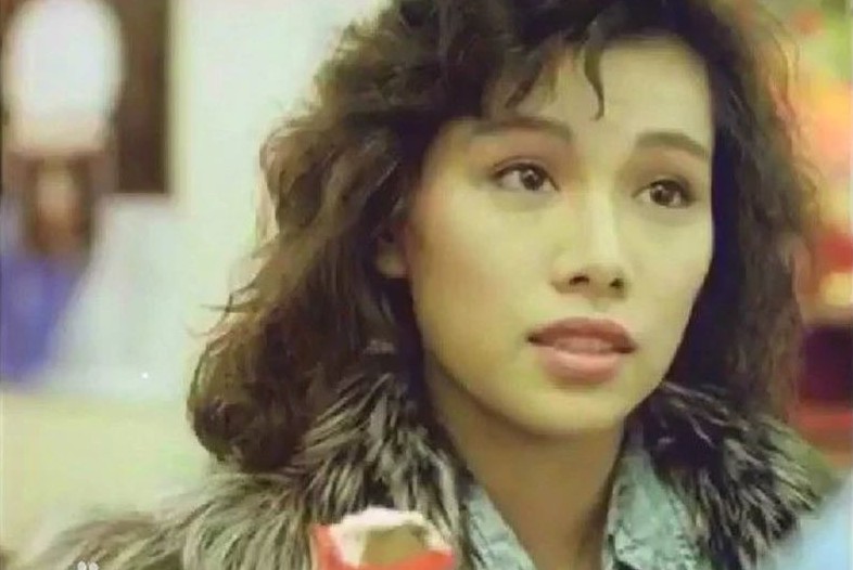 李靚蕾的母親李瑤敏曾經是香港藝人!