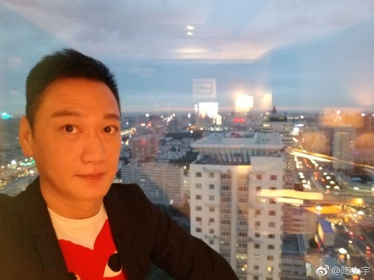 最近因為在內地翻唱一首《倒轉地球》而爆紅。