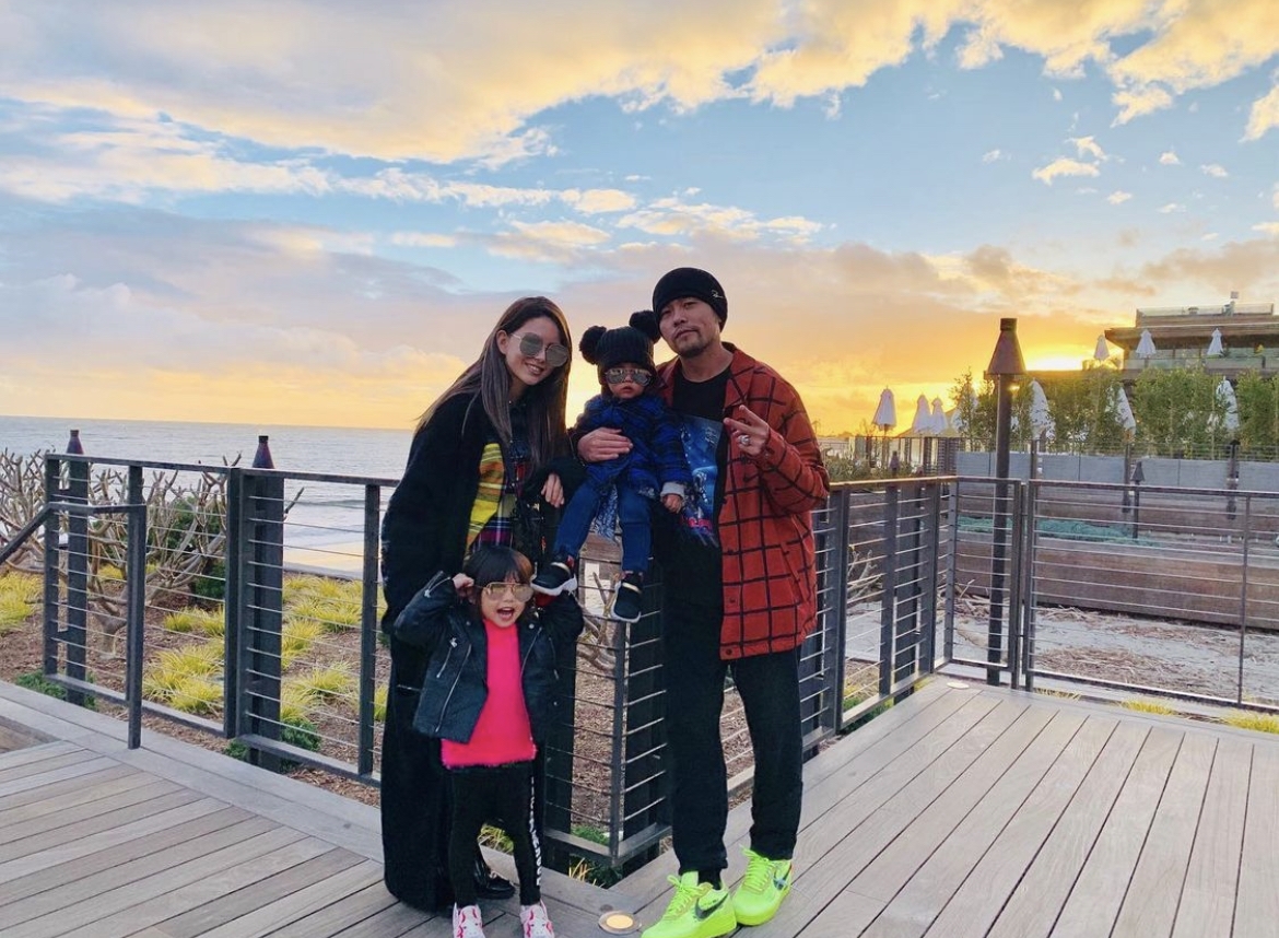 現年42歲的周杰倫跟 28歲的昆凌結婚6年,一直恩愛如初~