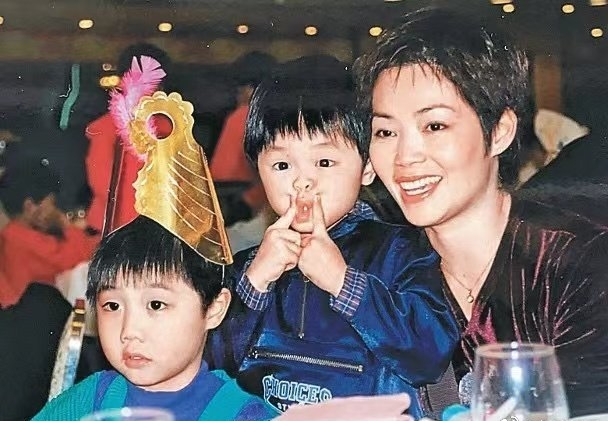 梅愛芳與兩名孩子