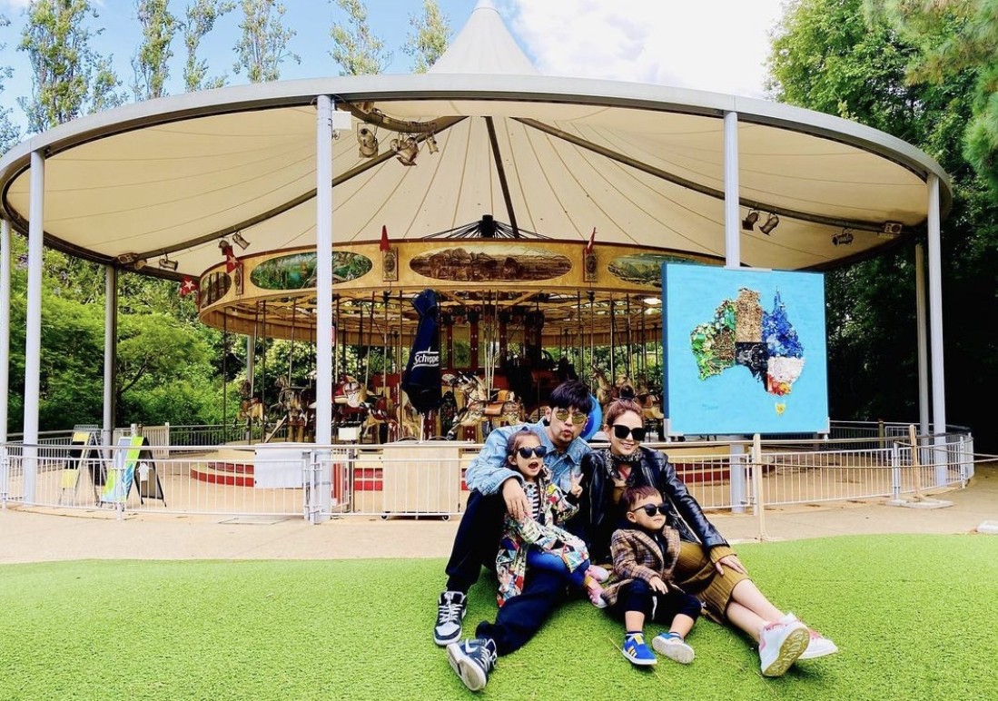 兩人育有一子一女,一家四口生活溫馨!