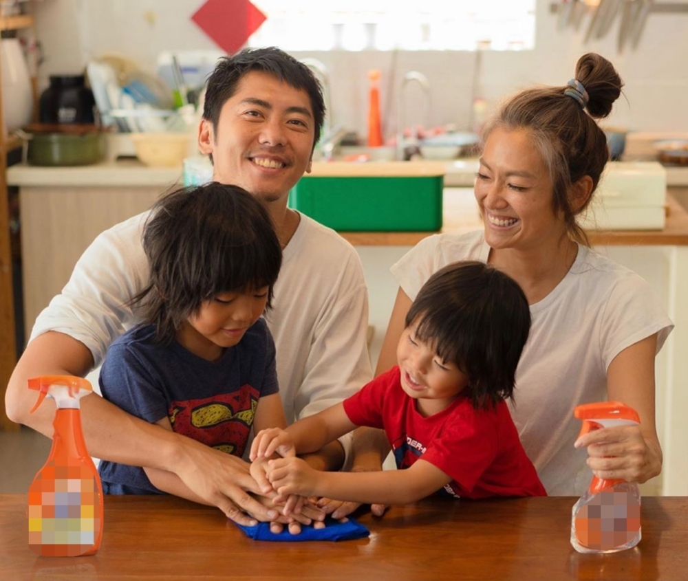 目前細SO一家人已經移居英國。