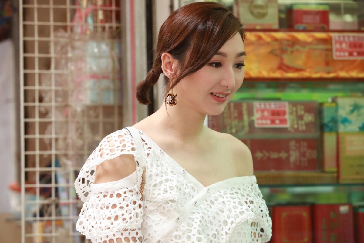 樓主平時喜歡穿緊身短版的上衣,露一點腰,或者穿斜肩上衣,露膊頭!