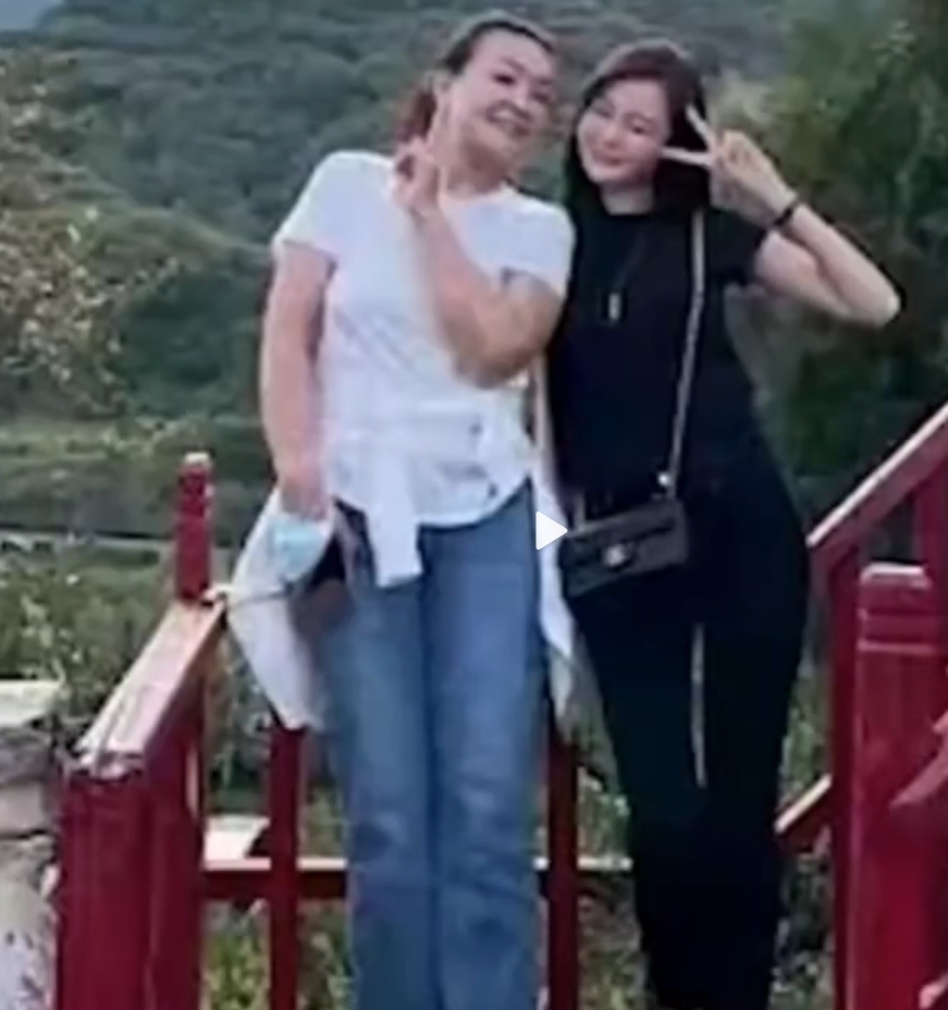 早就與汪小菲一家同遊
