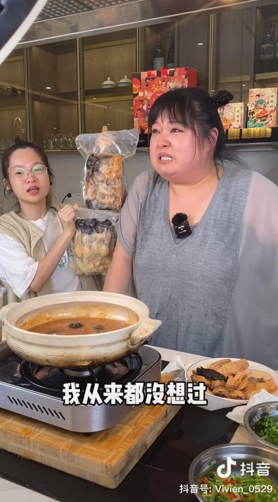 身旁的助手不但沒有給予安慰,反而繼續在鏡頭後方舉起即食包繼續帶貨!