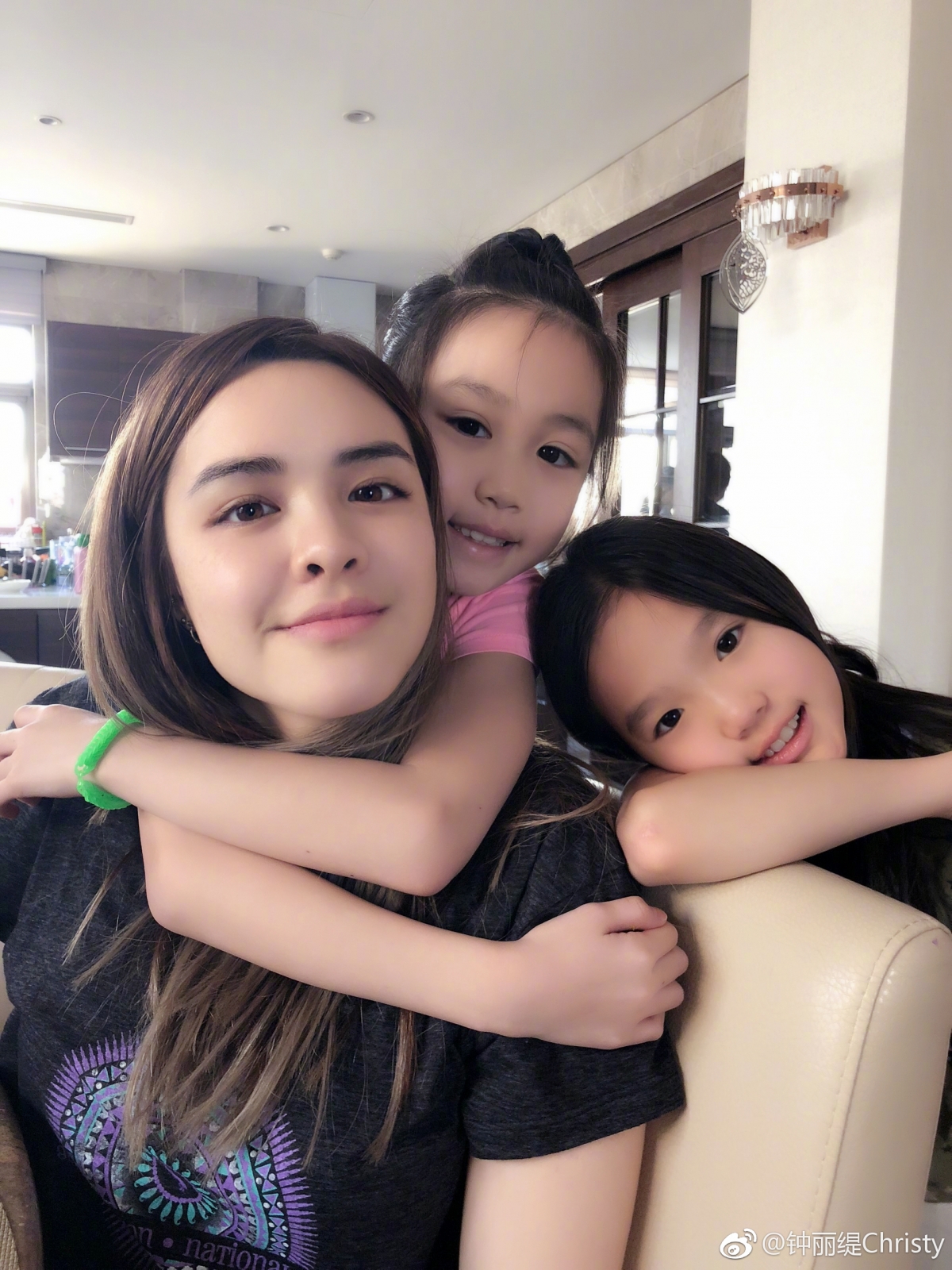 即使大女張敏鈞與兩個妹妹年紀相差近十年也無阻姊妹間的好感情!