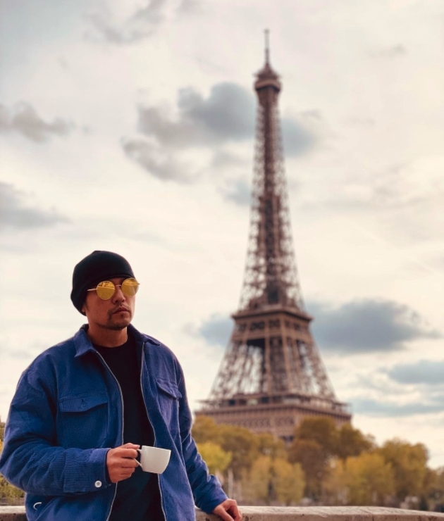 帶上太陽眼鏡的Romeo相當帥氣,就連表情和動作都跟足周董!