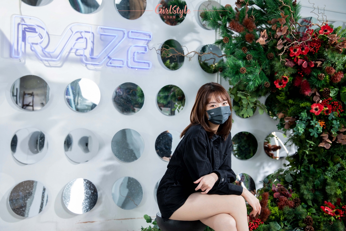 小花園糅合了圓鏡、霓虹燈和聖誕花藝，每天由下午5時至10時都有飄雪效果！