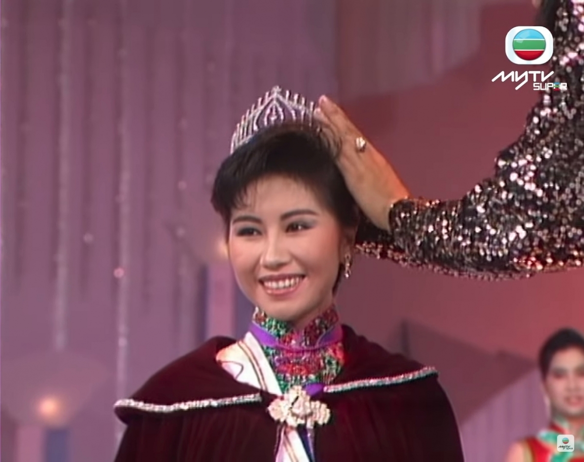楊寶玲於1987年參選香港小姐勇奪冠軍入行!