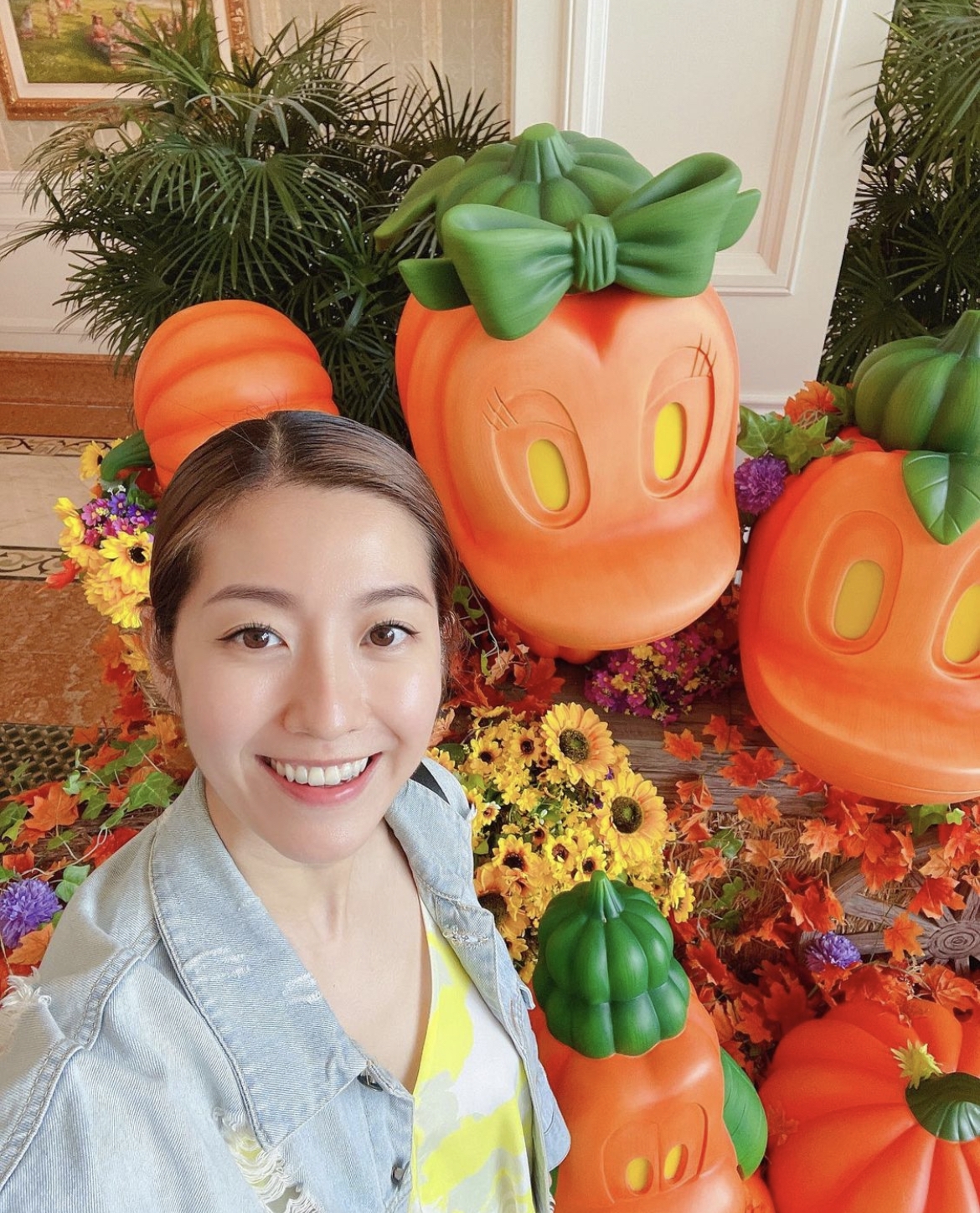 Yoyo在相隔10多日之後,亦上載兩母女在主題樂園Staycation的相片!