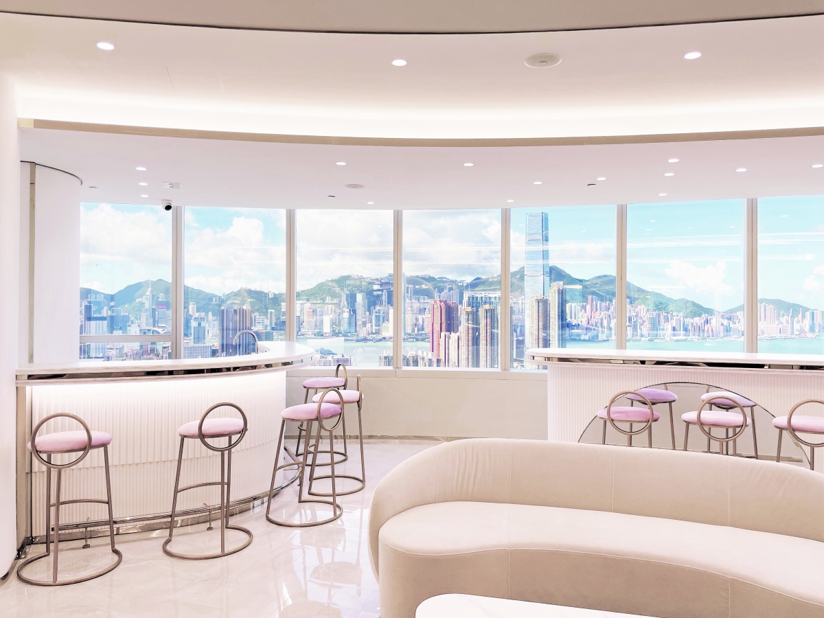 女生們完成「奇蹟補水•亮眼去斑組合」後,記得在飽覽海景的Bar Area免費享用一杯滋潤飲品!