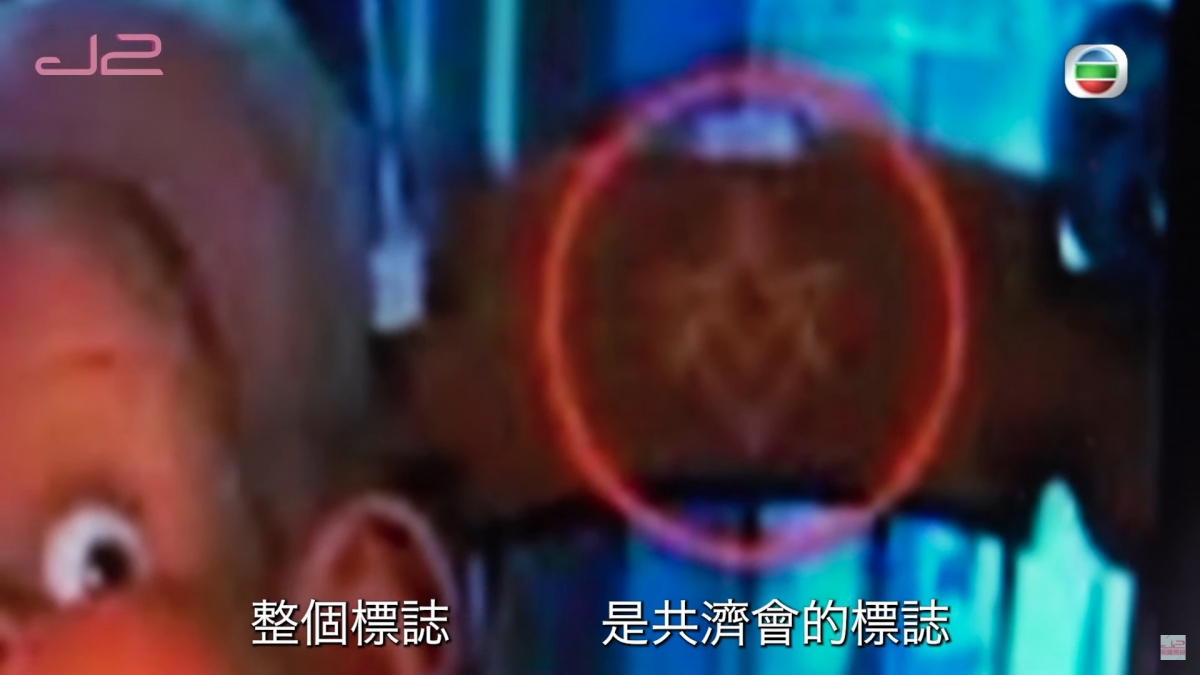 另一套迪士尼卡通片背景的一道門上，明顯暗藏一整個「共濟會」的標誌！