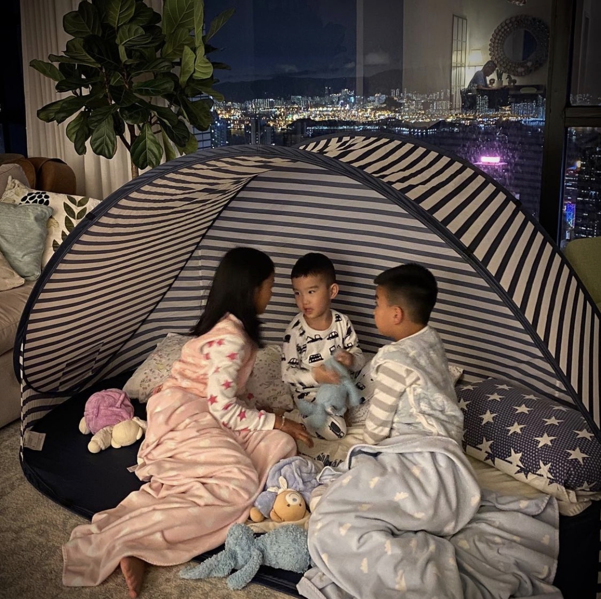 客廳闊落程度更足以3名子女在廳內野餐和露營,相當誇張!