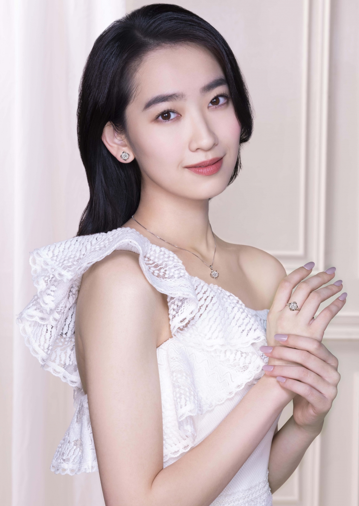 林愷鈴換上清純女生的造型,呈現耀眼的純美光芒!