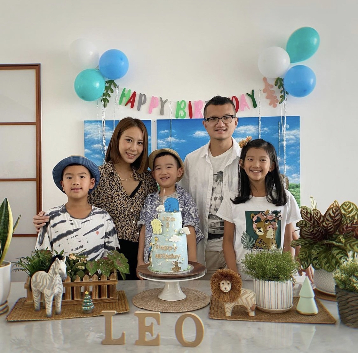 一家五口為Leo切蛋糕慶生,場面超溫馨!