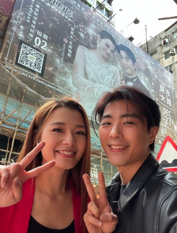 粉絲應援團「龔水黨」更為了慶祝這場盛事,買下多個大型廣告牌和巴士站燈箱應援!