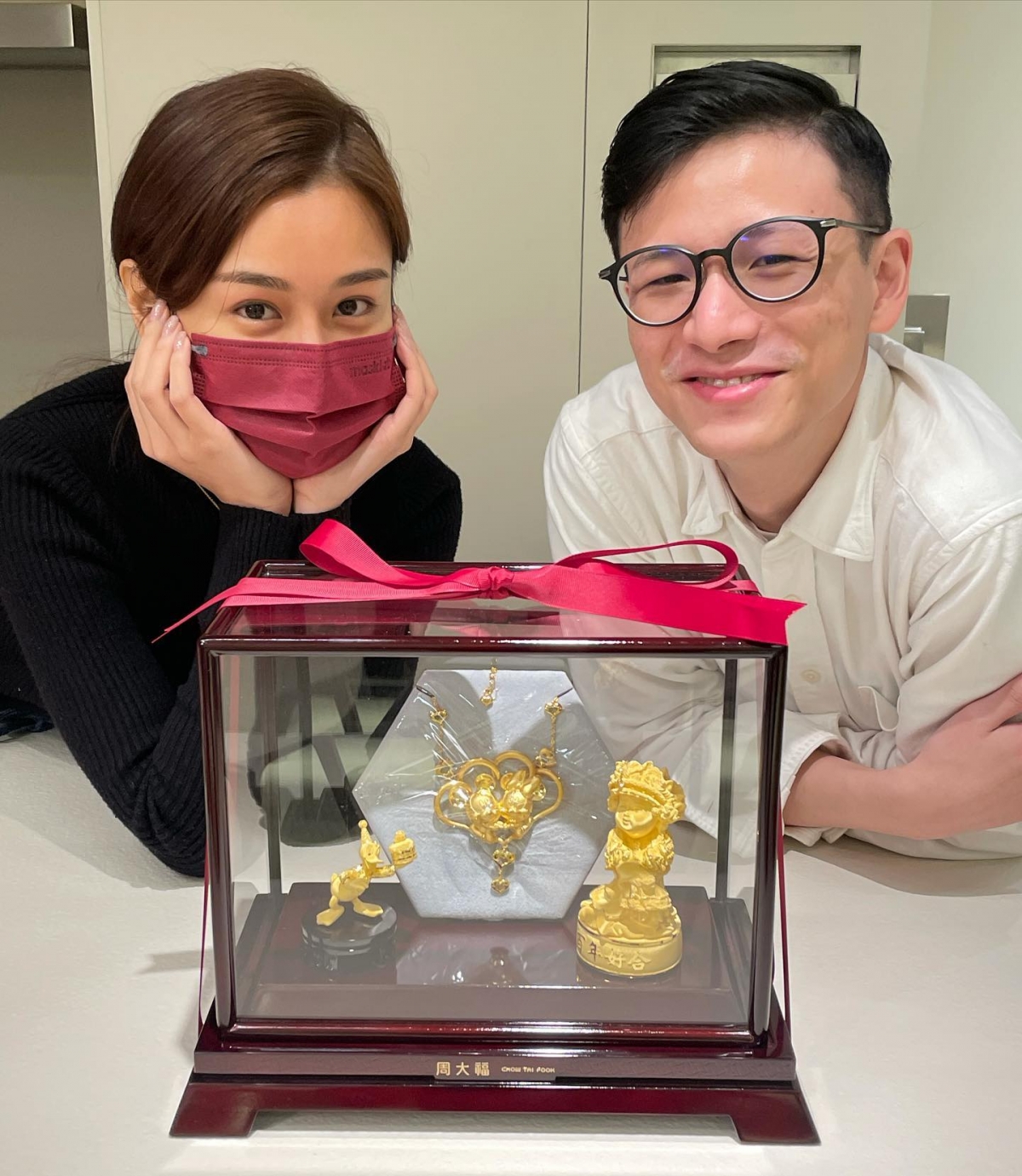 鍾培生更大手筆送贈金器送賀一對新人!