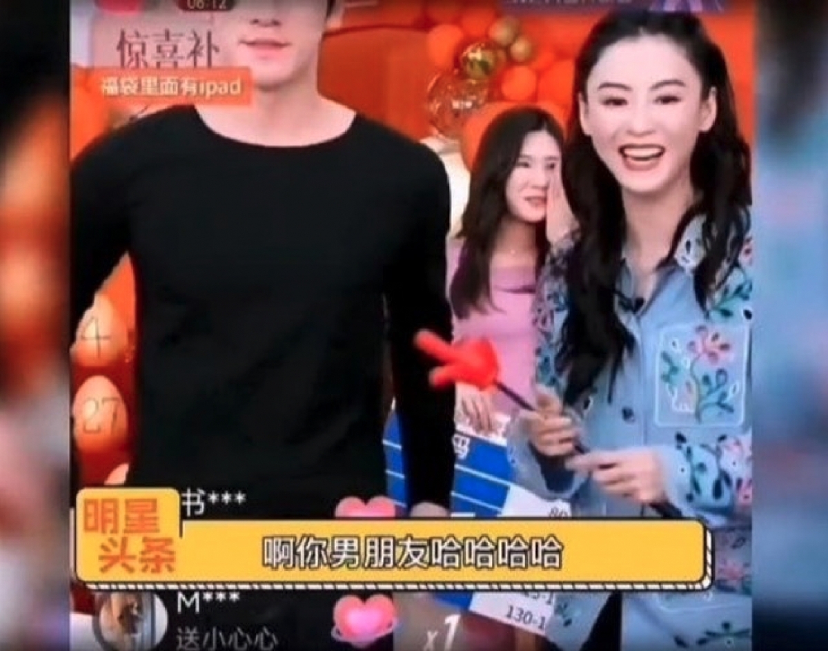 誰知,原來男模特兒的女友正正在身旁!