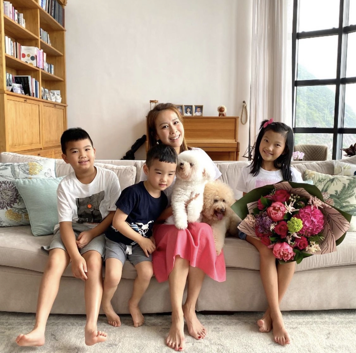 落地玻璃窗旁擺放了長型灰白色沙發,一家五口一同坐在沙發看電視絕無問題!