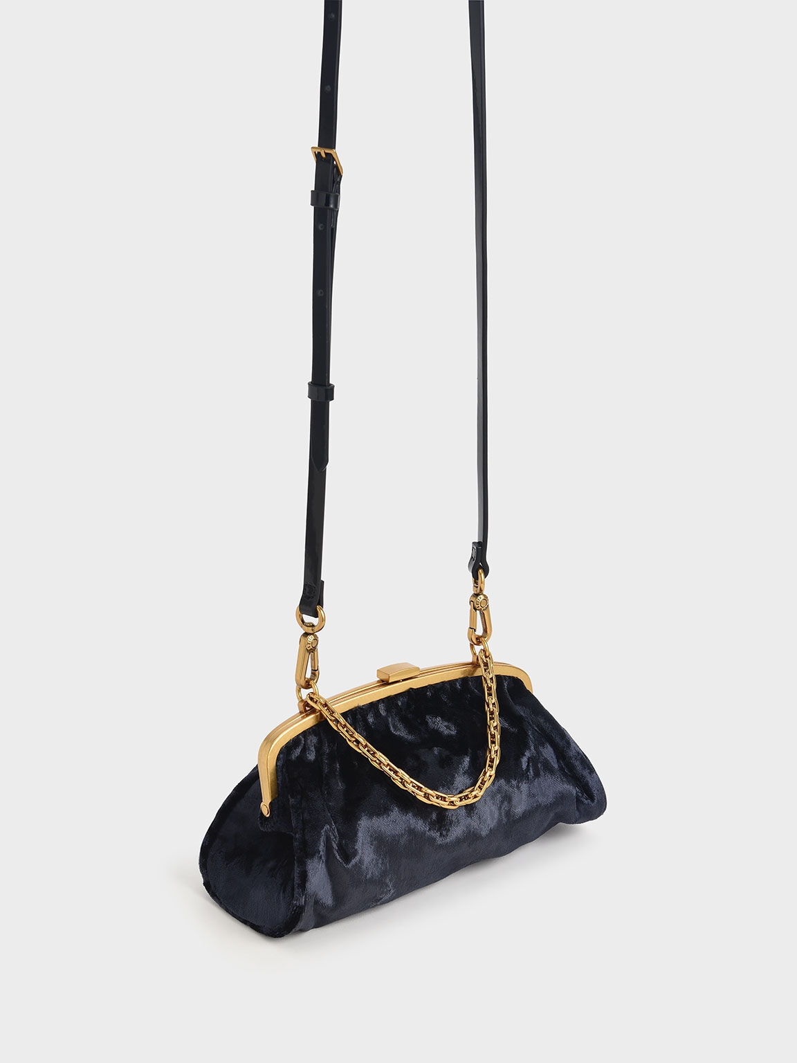 手袋一袋兩用，雙鏈條及皮扣設計讓你同時擁有手拿包與斜背包兩種背法