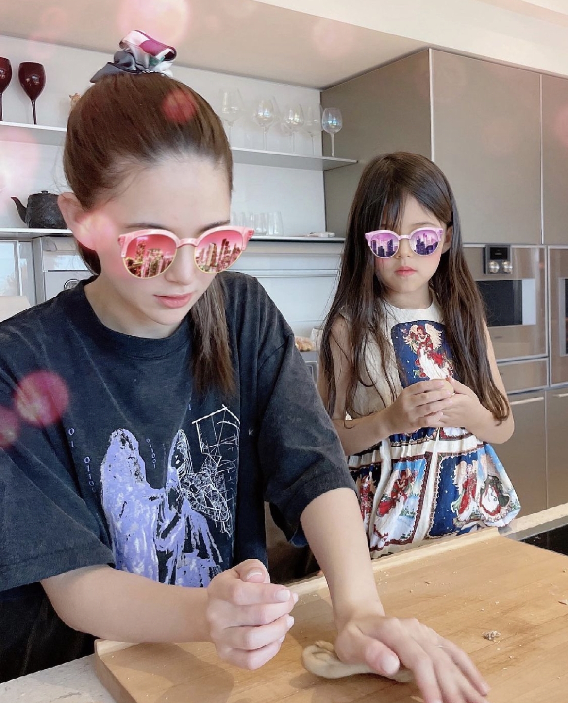 Hathaway小小的臉蛋上,五官相當精緻,鼻樑高挺,十分秀氣!