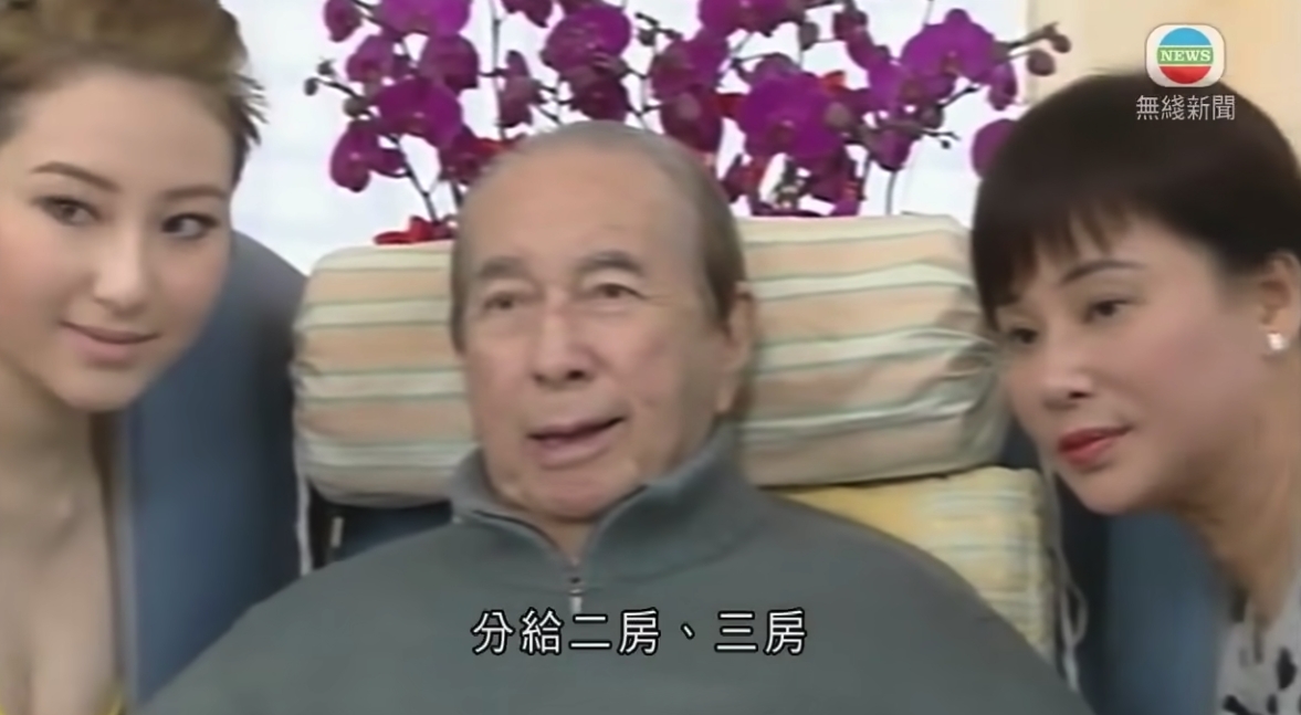 賭王當年在三房的陪同下見傳媒
