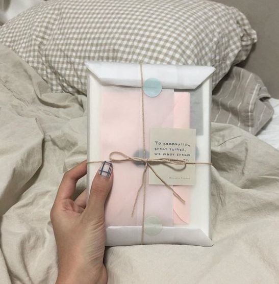也許是因為環保,又或是時興不再玩神秘,禮物上面好多時還會附上小卡片。