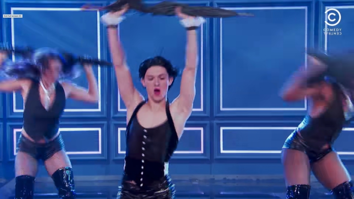 Tom Holland更落力扭動身體,相當賣力!