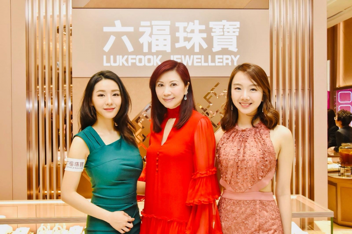 身為六福珠寶股東和董事的楊寶玲轉眼間就成為了女富商!