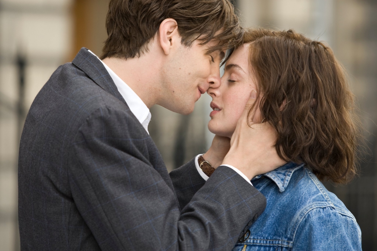 《One Day》上映後大受歡迎,成為不少影迷心目中的唯美的愛情故事~