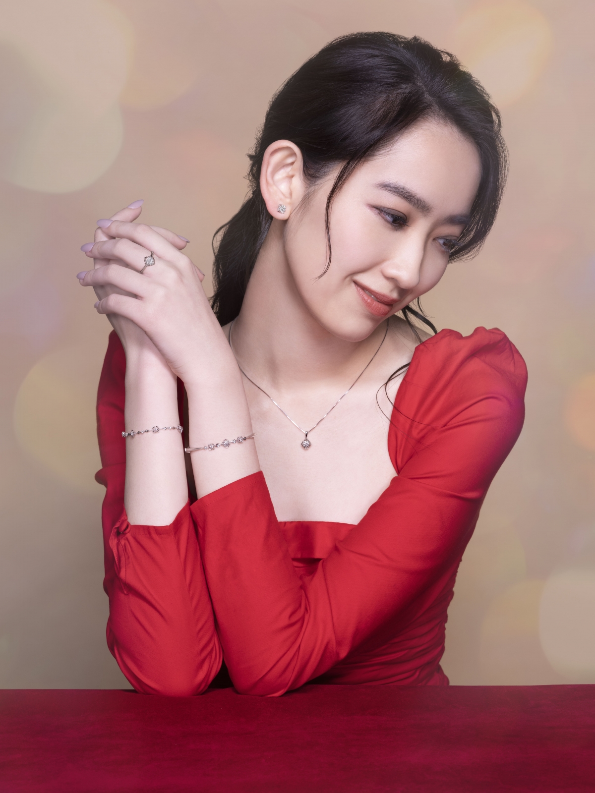 林愷鈴變身優雅女生,展現華麗動人的光彩!