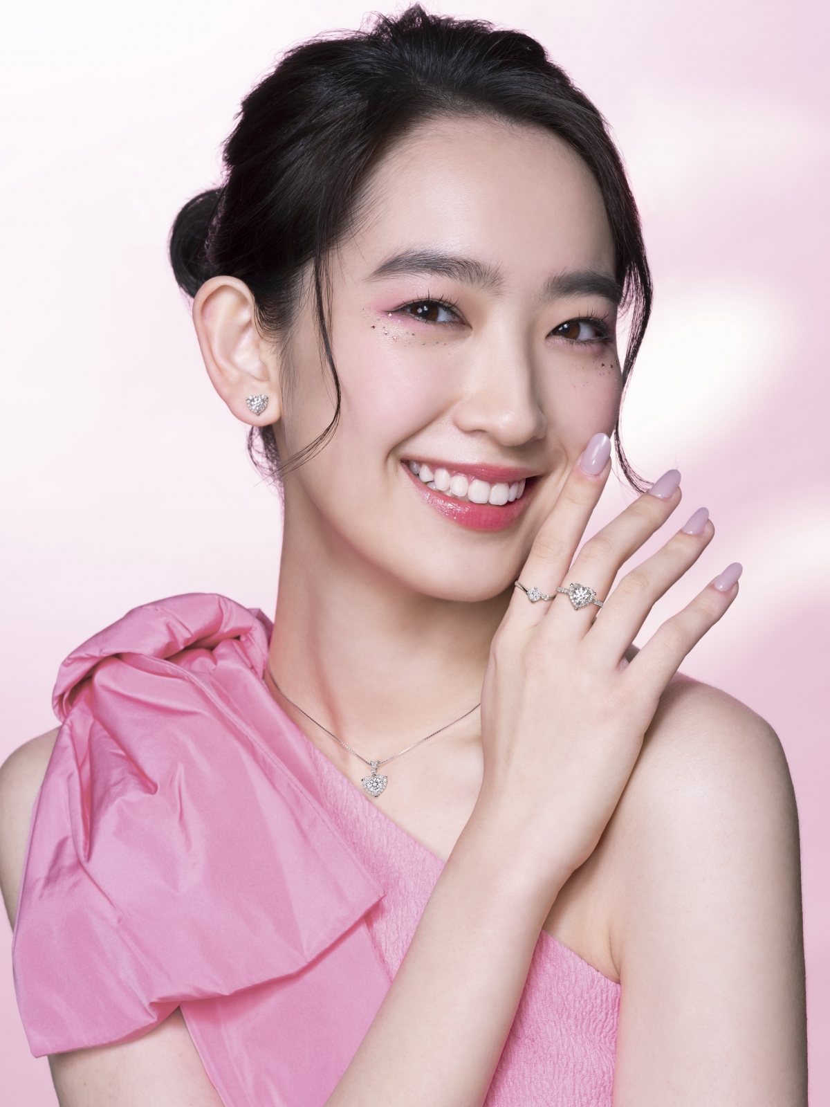 甜美女生打扮的林愷鈴綻放青春浪漫的閃耀感!
