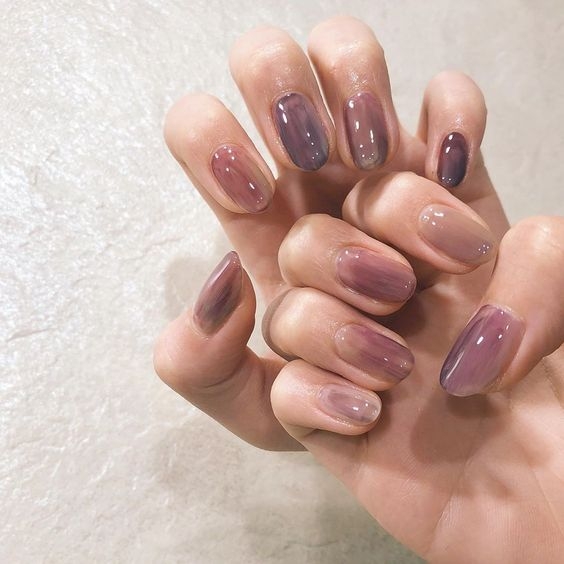 為追貼Pantone 2022年度代表色「Very Peri長春花藍」紫色系,韓國女生也選了紫色調為彩霞Gel甲的主色。