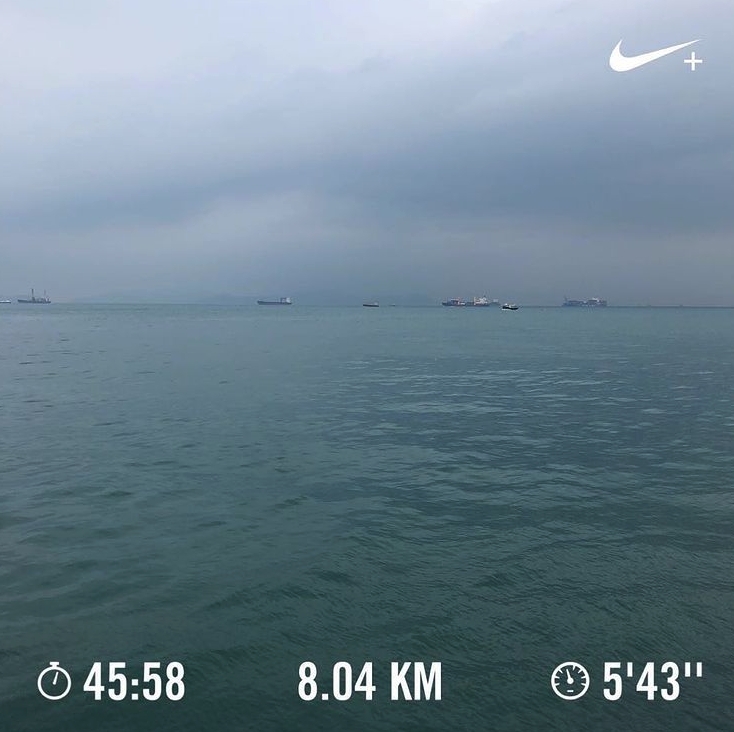 梁洛施經常在海邊跑步