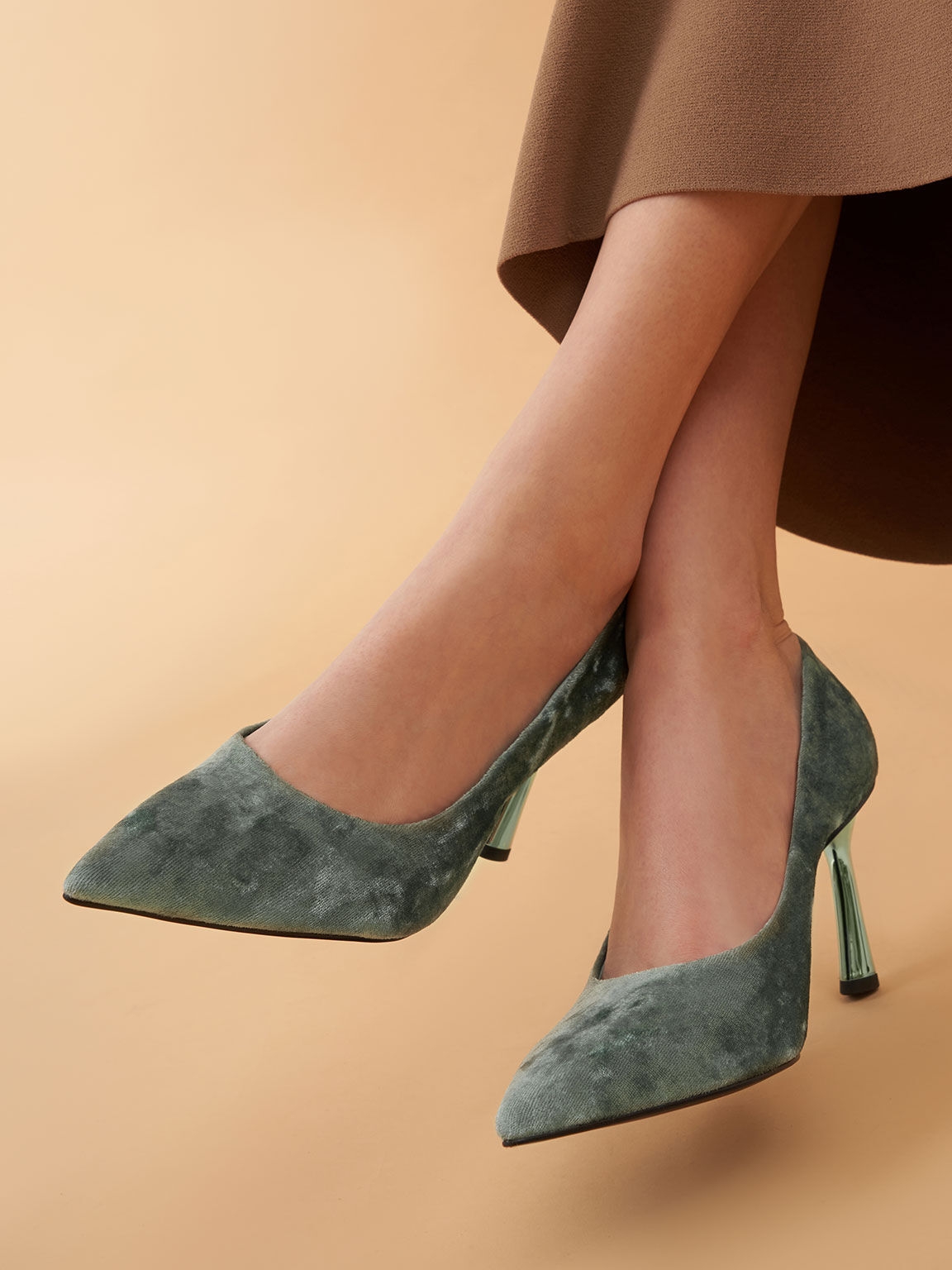 天鵝絨x尖頭8公分細跟款式，讓你瞬間擁有大長腿～