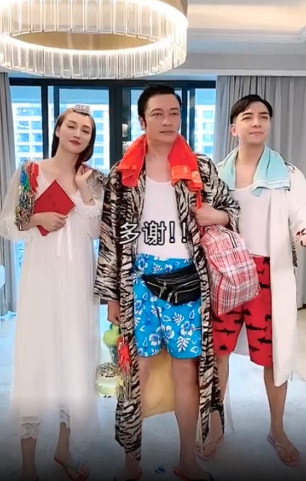 羅嘉良身穿虎紋大褸、配搭白色背心、天藍色沙灘褲的造型超騎呢!